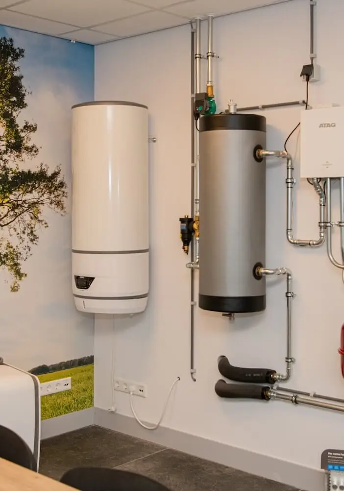 Klimaatinstallaties bekijken in het experience center van Mark Geerts Installatiewerken